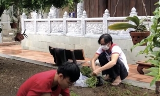 Giữa ồn ào, Hoài Linh lộ vẻ gầy gò, tiều tụy khi xuất hiện trong clip của ca sĩ Hà Thanh Xuân