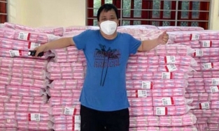 Người đàn ông tâm lý cứu trợ  hơn 13.000 gói BVS cho chị em tại khu cách ly