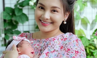 Bảo Thanh khoe nhan sắc mẹ bỉm xinh xắn bên con gái mới sinh