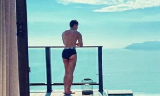  Nathan Lee diện quần tắm bé con không che nổi chỗ cần che