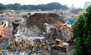 Hàn Quốc: Nhà cao tầng đổ sập xuống xe bus, ít nhất 9 người chết