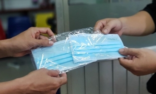 Kẻ xấu giả nhân viên y tế, phát khẩu trang có tẩm thuốc mê cho người dân