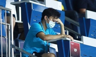 Không thể thi đấu vì chấn thương, Tuấn Anh ngồi trên khán đài đọc sách
