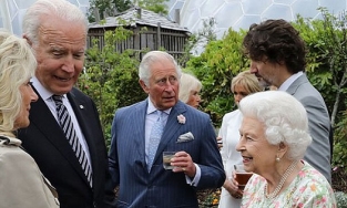 Dự tiệc cùng Nữ hoàng Anh, Tổng thống Joe Bdien phá luôn quy tắc hoàng gia