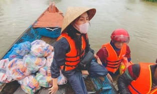 Thủy Tiên bị 'đào' lại hình ảnh dùng áo phao của người khác để kê làm chỗ ngồi