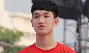 Trọng Đại vạ miệng khi bình luận trêu Văn Toàn 'vấp cỏ mà ngã được Penalty'