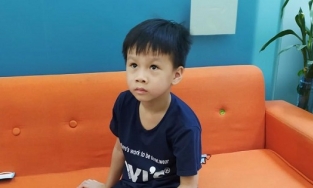 Công an quận Từ Liêm (Hà Nội) tìm người nhà cho bé trai đi lạc