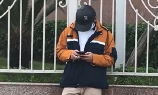 Đi xe vợ không chịu ôm, chồng giận dỗi tấp vào lề đường để... đọc truyện