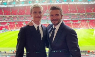 David Beckham ăn diện bảnh bao, nhan sắc U50 'ăn đứt' luôn cậu ấm 18 tuổi