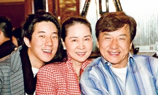 Ngôi sao võ thuật Thành Long phủ nhận ly hôn vợ ở tuổi 67