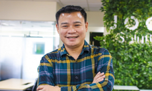 Bị nghi ngờ về giới tính, triệu phú Hùng Đinh - người vừa cầu hôn MC Hà My - lên tiếng