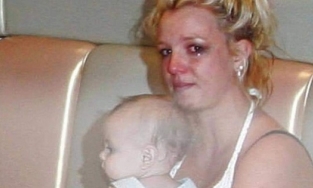 Khoảnh khắc xót xa nhất của Britney Spears: Mang bụng bầu, ôm con khóc trong quán cafe vì bị 321 paparazzi bám đuôi