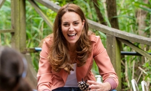 Công nương Kate thu hút với vẻ ngoài rạng rỡ chuẩn Hoàng hậu tương lai