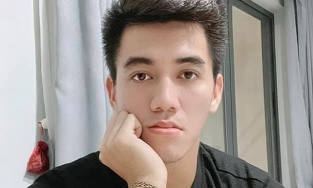 Tiến Linh xót xa khi nhìn cảnh bố đợi bên ngoài nhưng không thể ra ôm