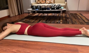 Lệ Quyên nằm sấp khoe vòng 3, MXH lại 'nổi giông'