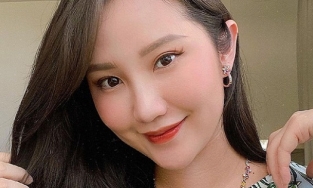 Primmy Trương khoe nhan sắc rực rỡ nhưng sao tường nhà méo hết thế này