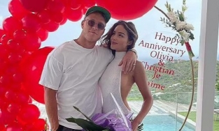 Kỷ niệm 2 năm hẹn hò, Hoa hậu Olivia Culpo tung ảnh tình tứ bên bạn trai