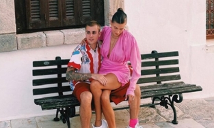 Justin Bieber bế bà xã ngồi trong lòng tình tứ ở Hy Lạp