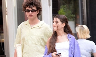 Suri Cruise đã lớn, 15 tuổi cùng bạn trai xuống phố