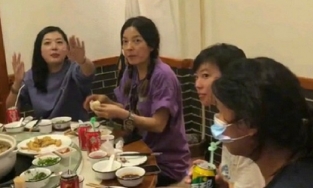 Chồng đại gia bị đồn nợ 890 tỷ đồng, Triệu Vy xuất hiện luộm thuộm