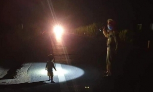 Thêm một bé gái 2 tuổi đi lạc giữa đêm tối trên đường Hồ Chí Minh