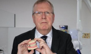 Xuất hiện thiết bị 'khóa mồm' chống béo phì dành cho hội 'ăn xuyên lục địa'