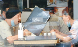 Nhìn loạt ảnh này hiểu ngay vì sao Trương Vệ Kiện đền bù 1.000 tỷ cho vợ để về bên mẹ