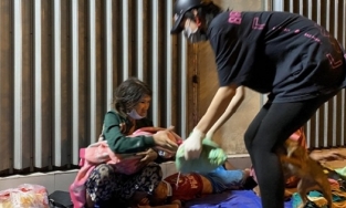 Tiểu Vy ghi điểm khi chạy xe máy thồ gạo đi phát cho người nghèo