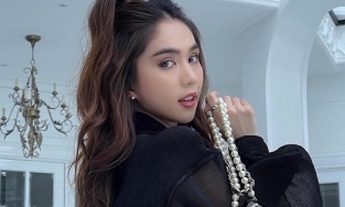 Ngọc Trinh khoe body cong vút với bộ cánh mỏng tanh tại dinh thự Vũ Khắc Tiệp