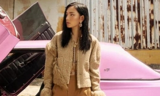 Sau màn khoe 'đang rất hạnh phúc' Châu Bùi tạo dáng bên xe sang màu hồng