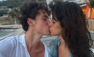 Shawn Mendes và Camila Cabello đăng ảnh tình tứ kỷ niệm 2 năm yêu