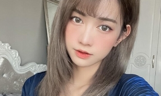 Lê Bống sáng nhất MXH khi mặc quần ôm sát buông tay đạp xe tốc độ cao