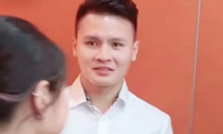 Quang Hải có phản ứng như 'trên mây' khi được fan girl xin chụp ảnh