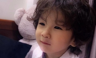 Mới 3 tuổi, quý tử nhà Lâm Khánh Chi sở hữu ngoại hình chuẩn 'hotboy tương lai'