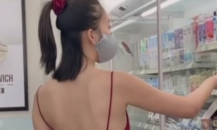 Tiểu Vy lên đồ 'sương sương' đi siêu thị cũng bắt mắt hết phần thiên hạ