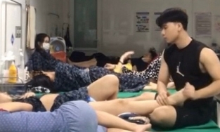 Anh chồng điển trai nhận 'bão like' khi ngồi bóp chân cho vợ trong viện
