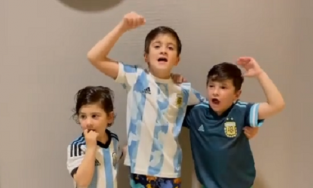 Hành động đáng yêu của 3 con trai Lionel Messi khi bố vô địch Copa America