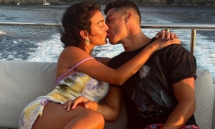 Xả hơi sau Euro, Ronaldo tình tứ bên bạn gái