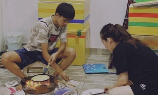 Phi Nhung cùng Hồ Văn Cường vào bếp làm bánh xèo như chưa hề có vụ ồn ào