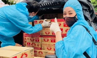Khánh Vân ủng hộ 300 phần quà cho người nghèo gặp khó khăn