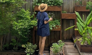 Tăng Thanh Hà khoe vườn rau nhà trồng nhưng tâm điểm lại là vóc dáng bà mẹ hai con