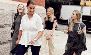 Hậu ly hôn, Bill Gates khóc nhận lỗi, Melinda Gates vui vẻ bên con gái