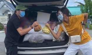 H'Hen Niê lại có hành động đẹp, tiếp tế lương thực cho các em bé ở Củ Chi