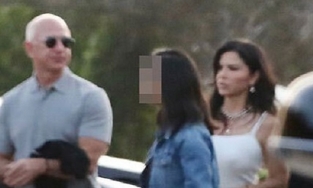 Tỷ phú Jeff Bezos tình tứ ăn tối với bạn gái trước khi bay vào không gian