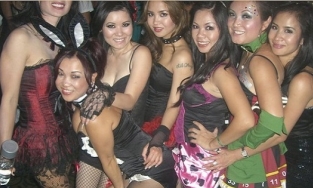 Phản ứng của Đan Trường khi bà xã Thủy Tiên lộ ảnh ăn chơi, mặc mát mẻ