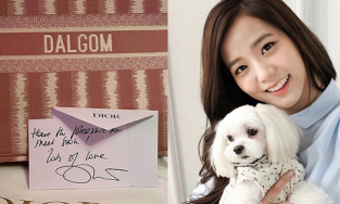 Sướng như cún của Jisoo, được hẳn giám đốc Dior tặng túi thêu tên riêng