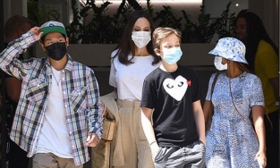 Angelina Jolie hạnh phúc cùng các con du lịch Paris