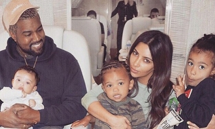 Dù ly hôn, Kim Kardashian vẫn đưa các con đến ủng hộ đêm nhạc chồng cũ