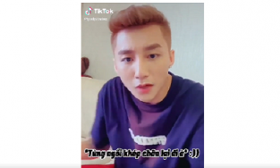 Phản ứng 'siêu cưng' của Sơn Tùng khi được fan nhắc 'Tùng ngồi khép chân lại đi'