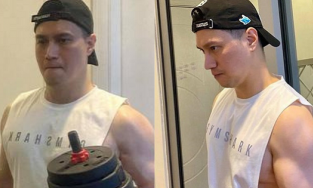 Việt Anh vừa khoe ảnh body 'múi sầu riêng', bạn thân gửi liền clip phũ